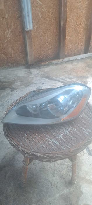 Продавам ляв фар за Волво ХС60.