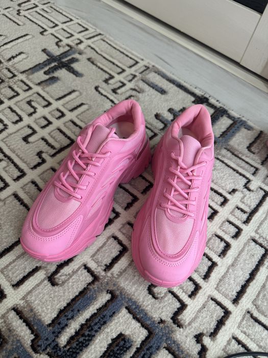 Кроссовки новые розовые