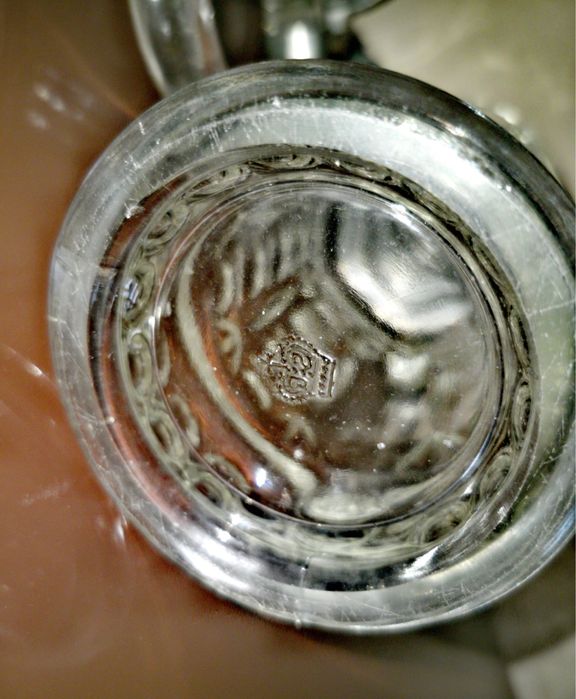 Халби стъклени капаци от калай маркирани с вдигнато дъно от колекция