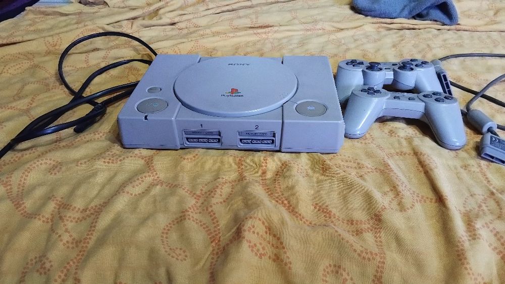 Продавам PlayStation 1 в много добро състояние използван е 2-3 тъпи