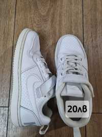Бели маратонки Nike