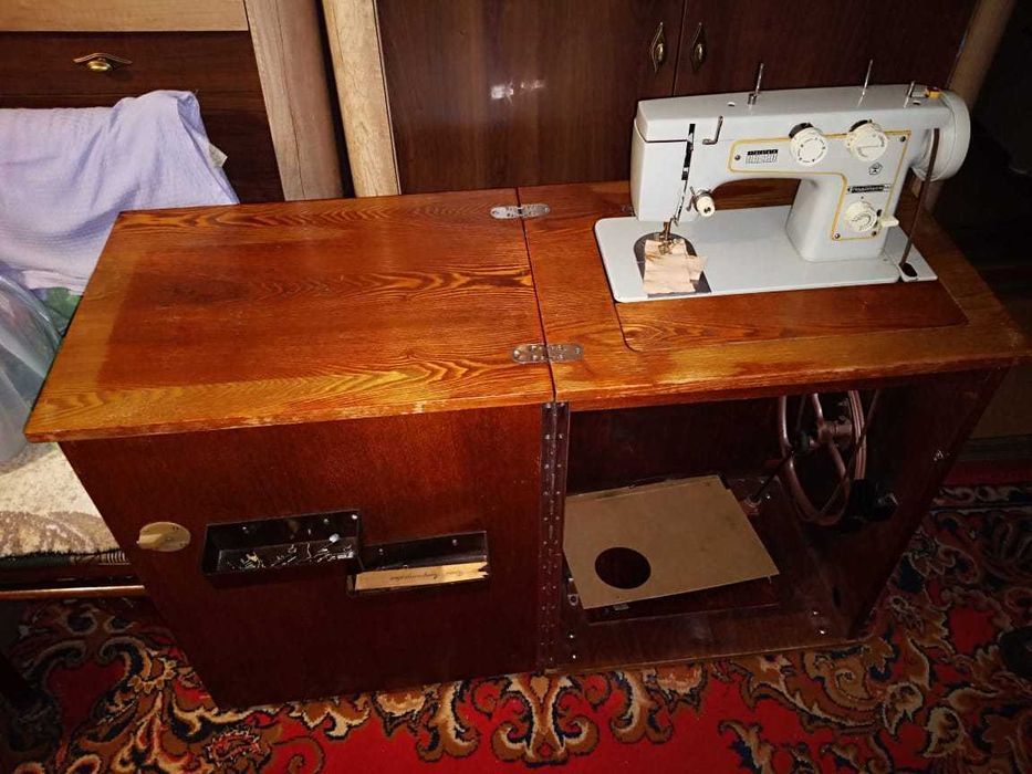 Продам швейную машинку "Чайка".