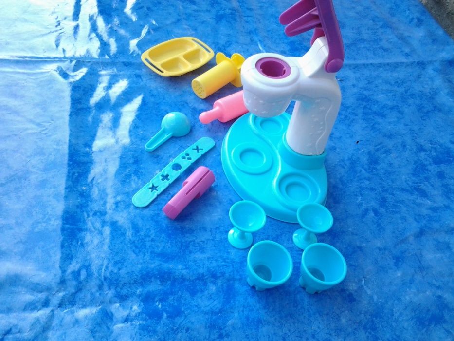 Set Play-Doh - Fabrica de inghetata jucarie copii