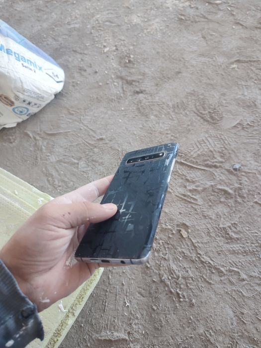 Samsung  S10 + 5G ideal.        Redmi iphone infinix