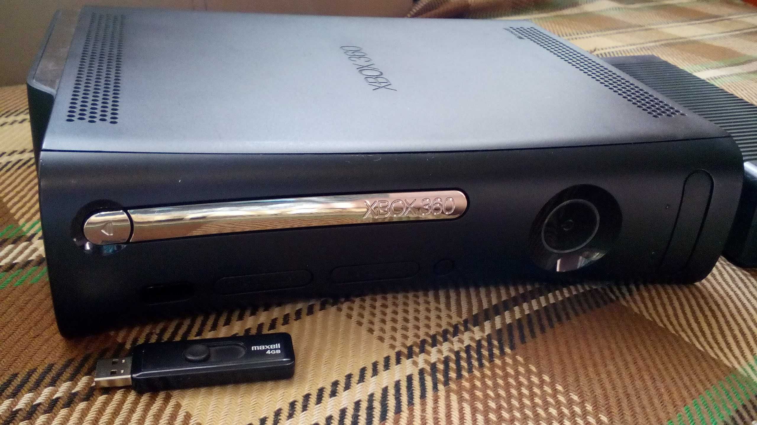 Конзола Xbox 360 в перфектно състояние. 120 GB хард диск с игри