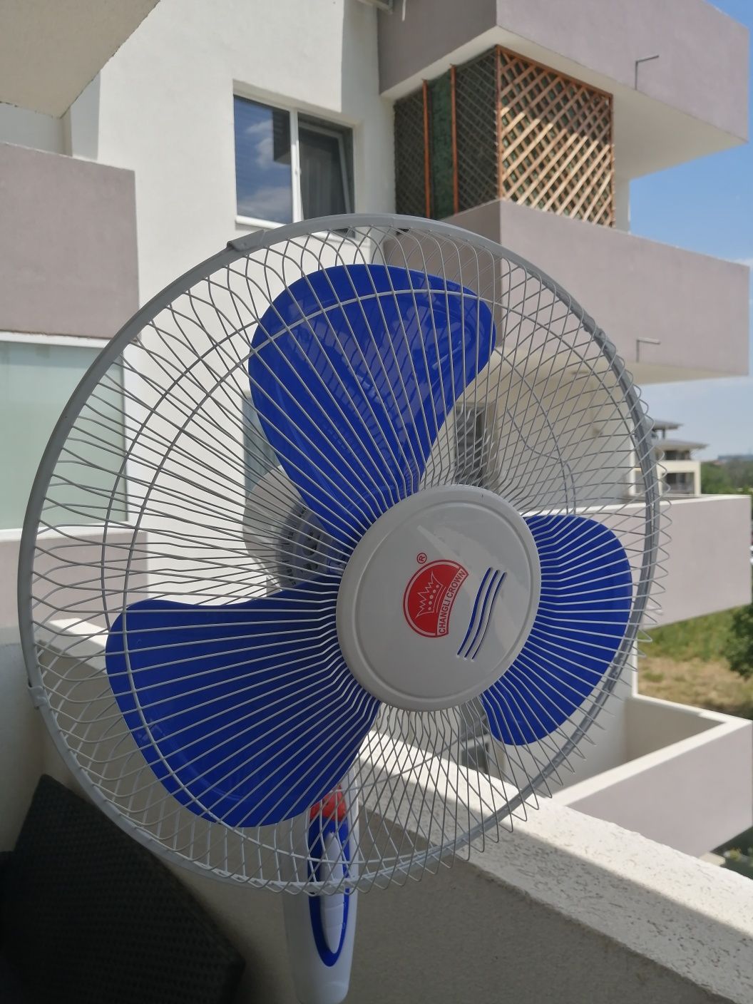 Ventilator de camera cu 3 trepte rotativ
