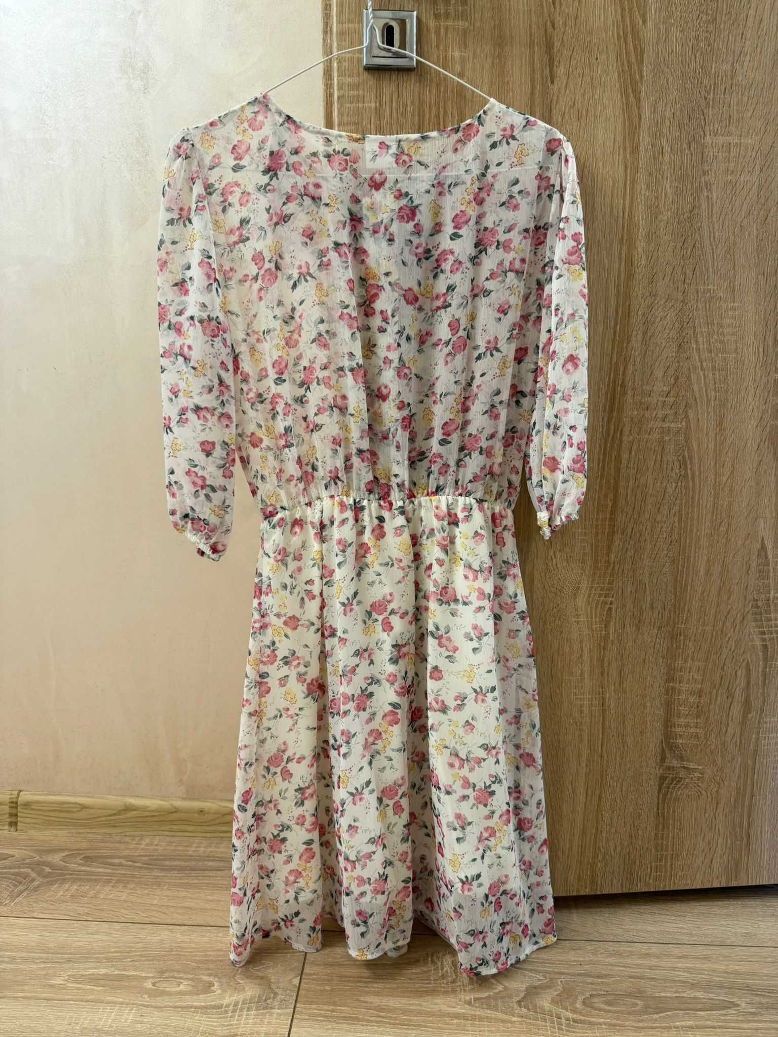 Копринена, цветна рокличка с флорални мотиви