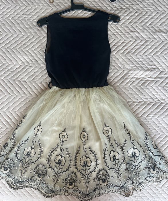 Красива официална рокля с бродерии размер С