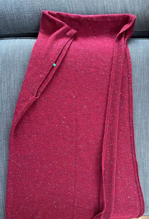 Шалове в жълто и синьо, червено пончо и масленозелена шапка