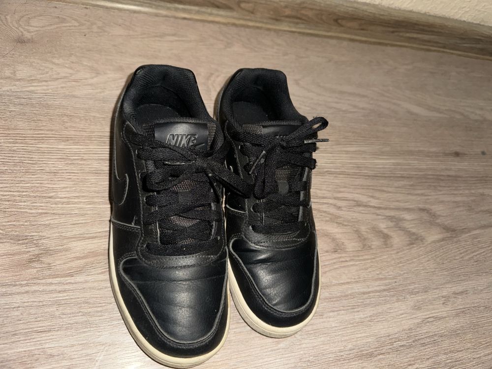 Обувки Nike, Adidas
