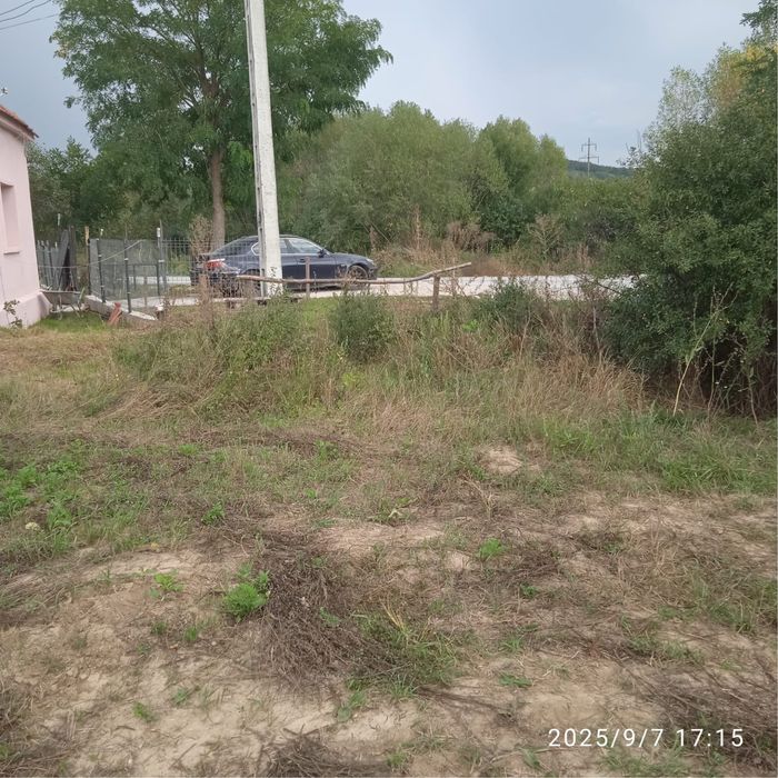 Vand teren intravilan loc de casa