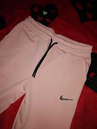 Pantaloni de dama, Nike