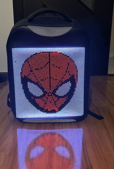 Ghiozdan cu ecran digital