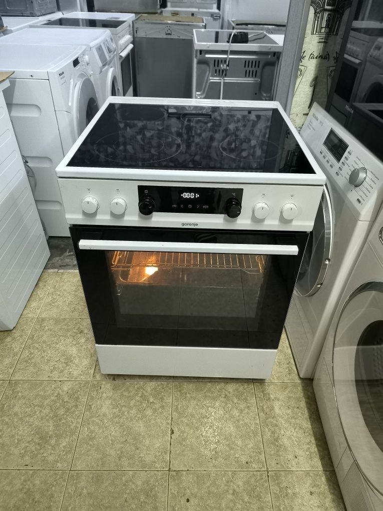 Свободнстояща печка с керамичен плот Gorenje