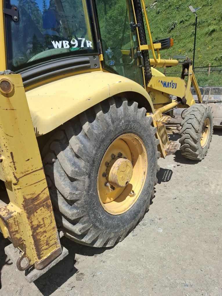 Buldoexcavator Komatsu