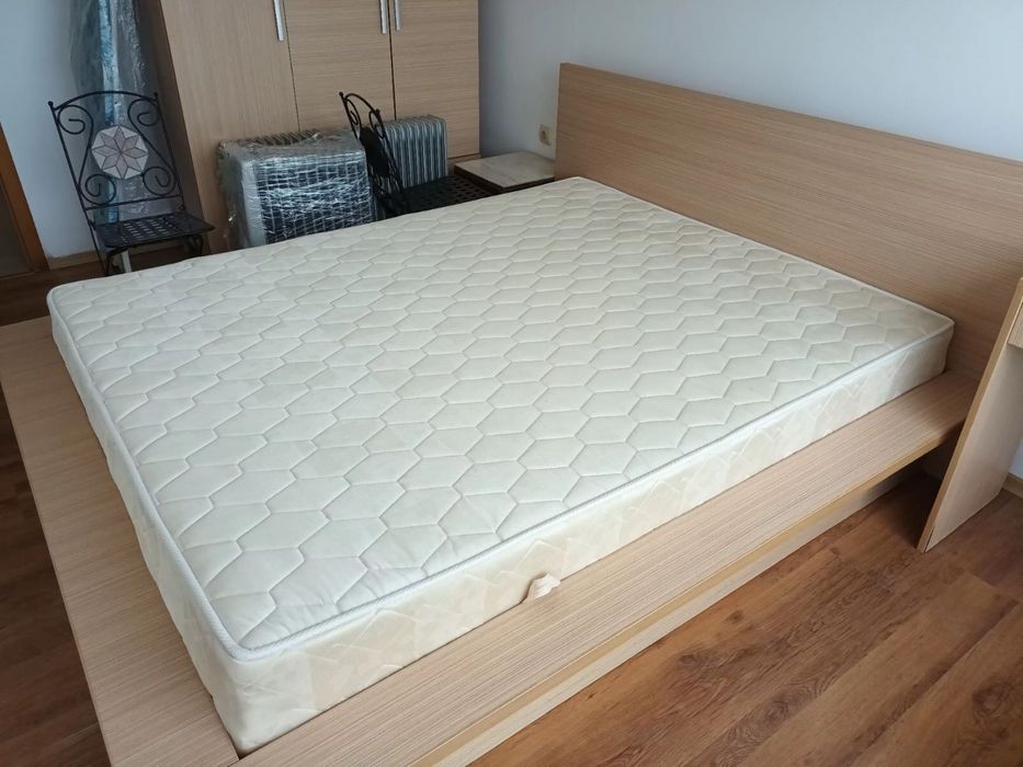 Спален комплект от спалня, гардероб, матрак и тоалетка