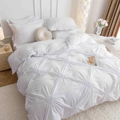 Lenjerie de pat  cu broderie și pliuri în forma de inimioară