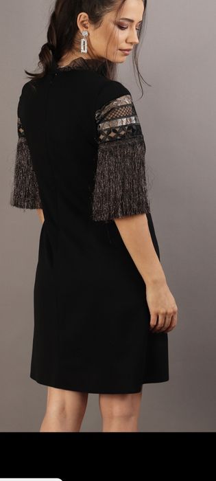 Rochie Moze neagra cu ciucurii aurii pe maneci