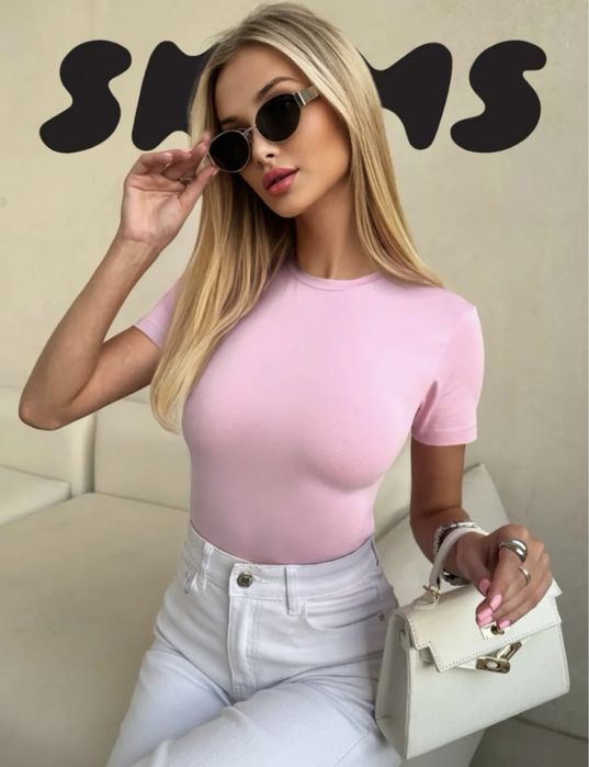 Футболка Skims с этикеткой