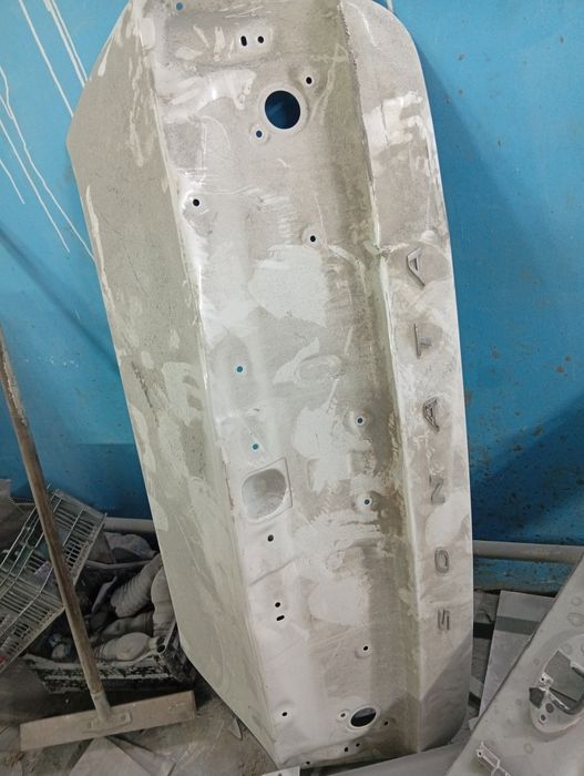 Крышка багажника Хундай Сонату а оригинале есть чуть мятина