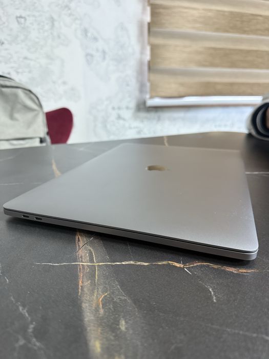 Macbook pro i7 15 inch 2018
