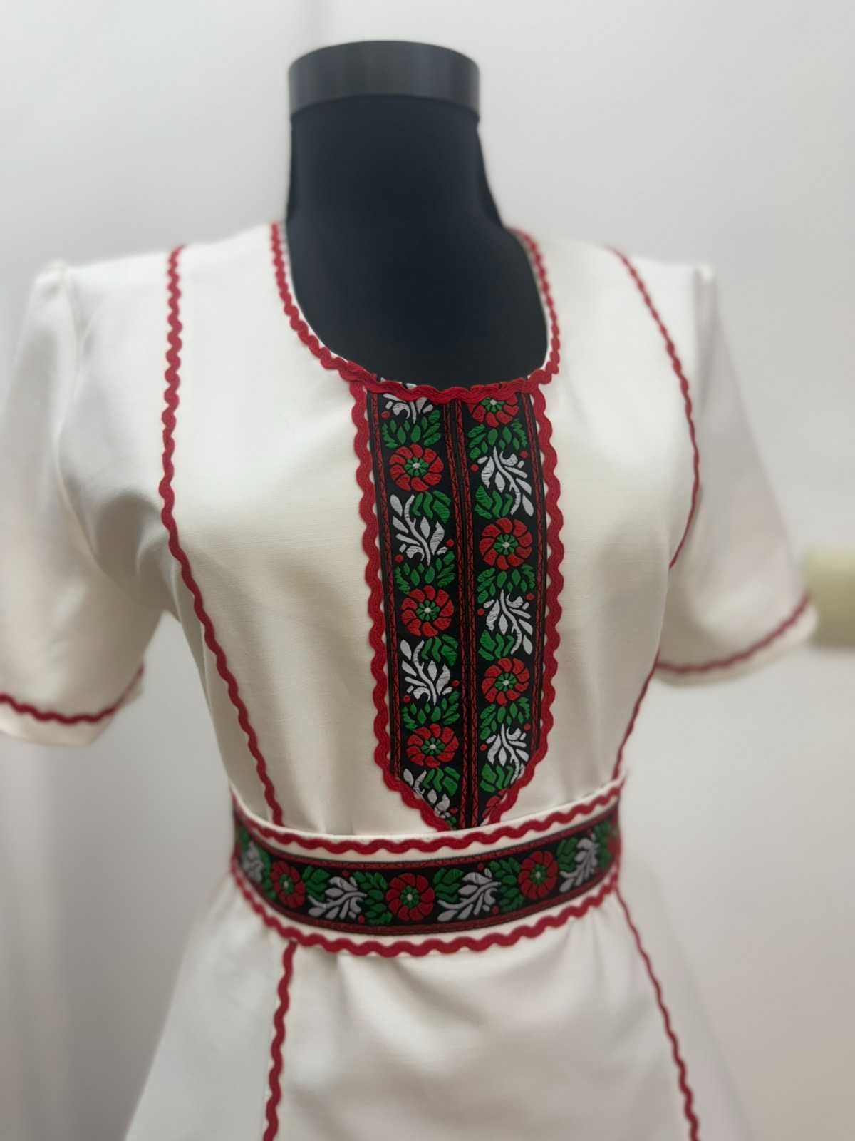 Рокля с български ширити и вталена кройка!