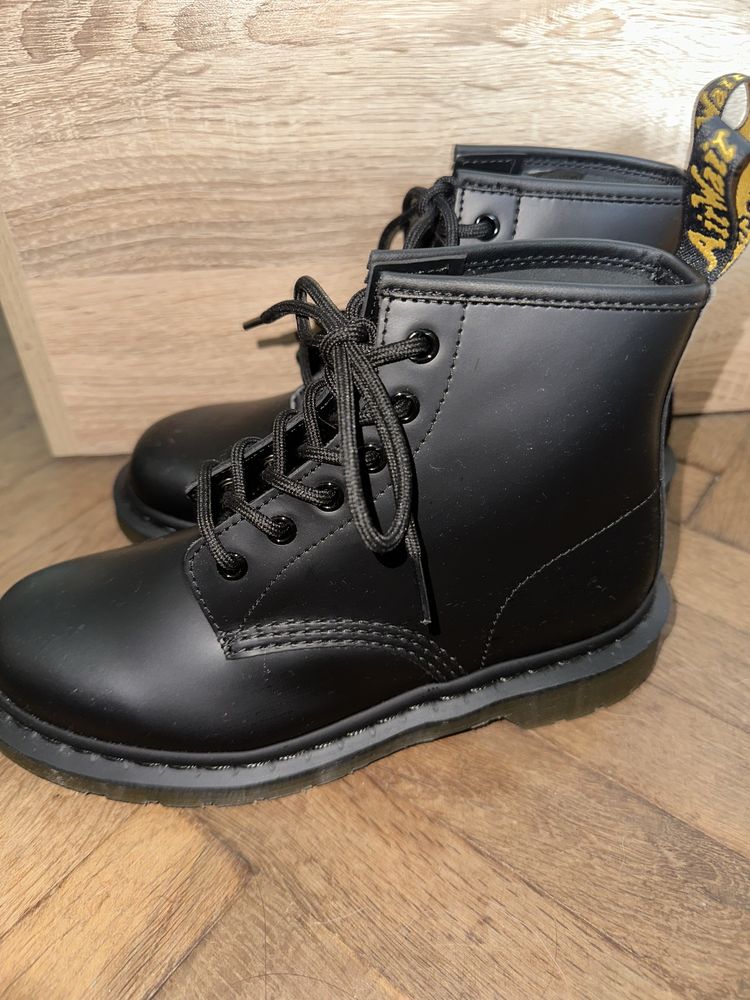 Dr. Martens боти