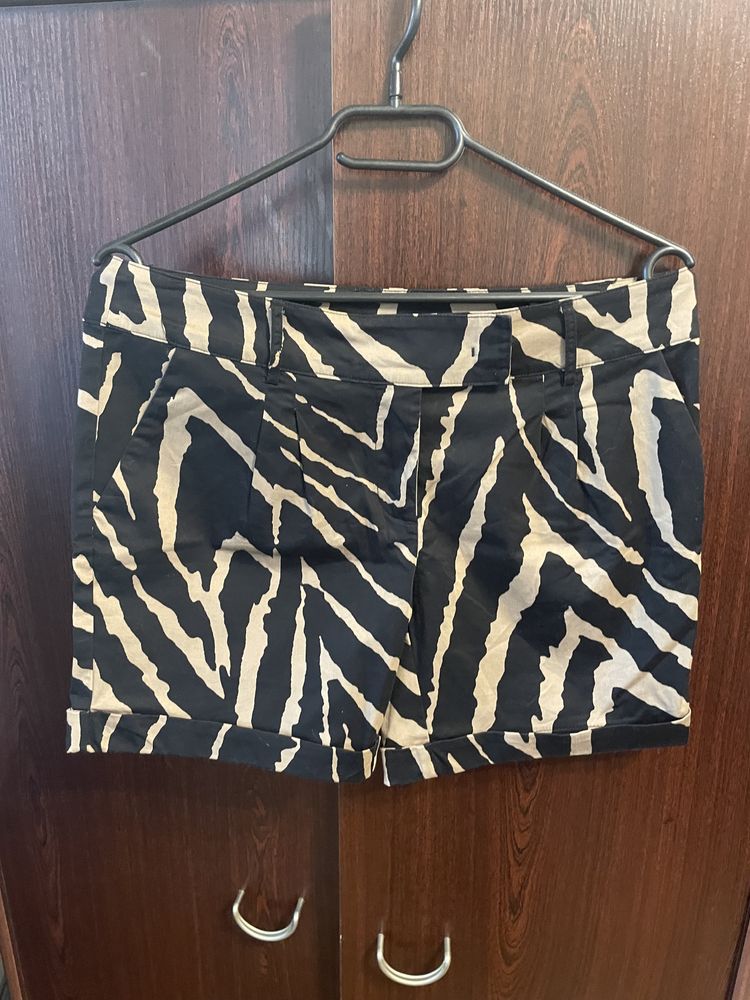 Vând pantaloni scurți animal print mărime 44 OVS