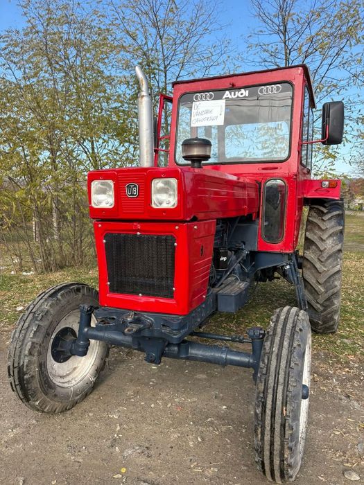 Tractor u 650 rosu