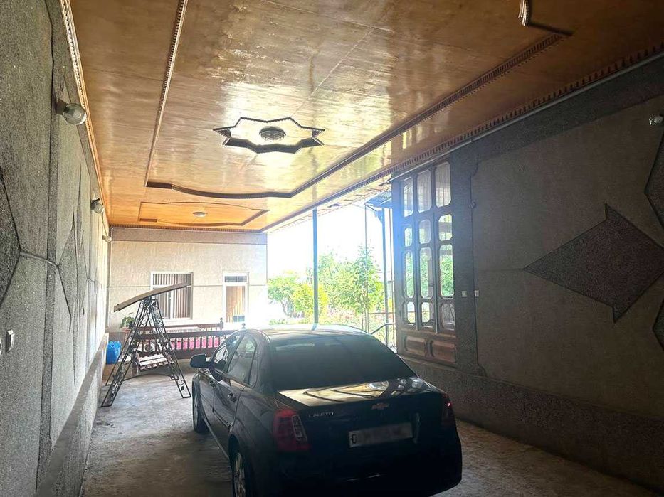 Охунбобоевда 8 соток ЕР учаскаси 9 та хона уйи билан..