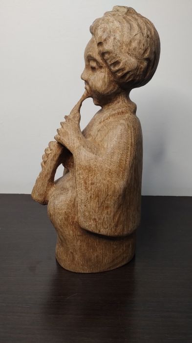 Изключително красива, дървена статуетка, фигура от дърво на момче.
