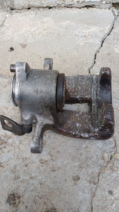 Etrier stînga spate fără motoraș Pasat B6