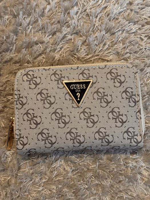 Портфейл Guess.