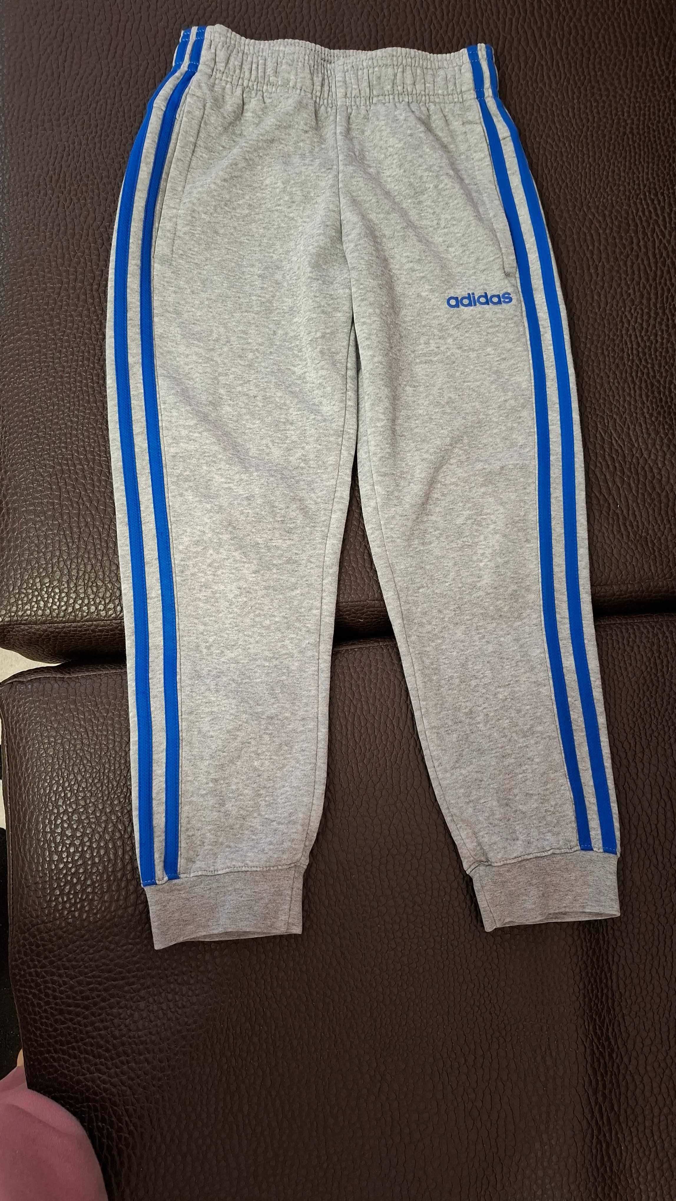 Продавам детска  долница  ,,Adidas"