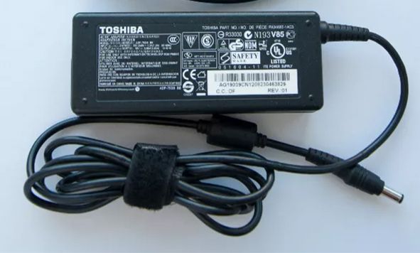 от TOSHIBA зарядка-блок питания 19V ЗАРЯДНОЕ УСТРОЙСТВО и шнур