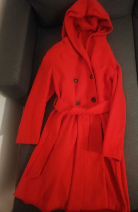Червено палто, размер М. С качулка.