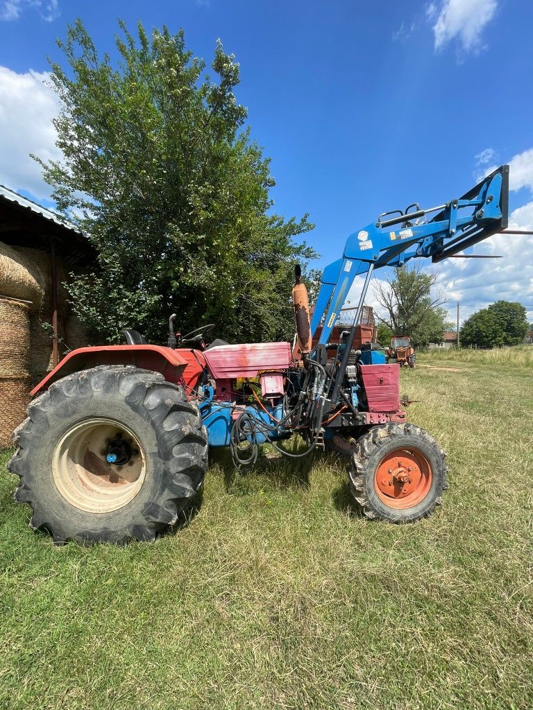 Tractoar U650 cu încărcător frontal