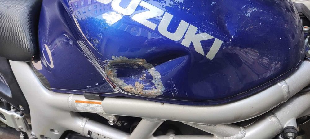 Rezervor Suzuki SV650 cu defect