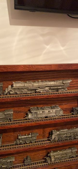 Locomotive din metal cu panou de expunere și șine metalice