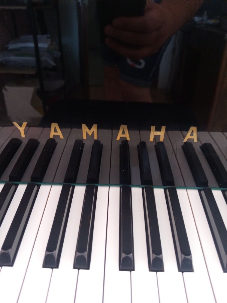 Роял Ямаха. Черен акустичен роял.