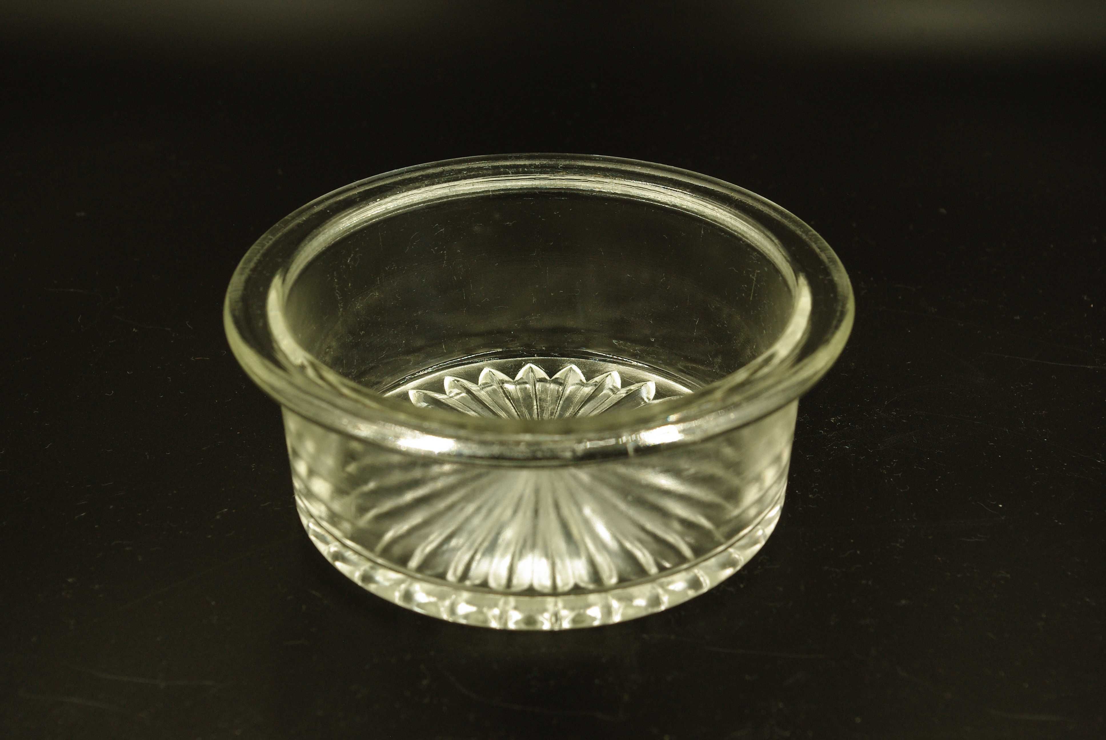Bomboniera sticla cu capac de cupru argintat anii 1940