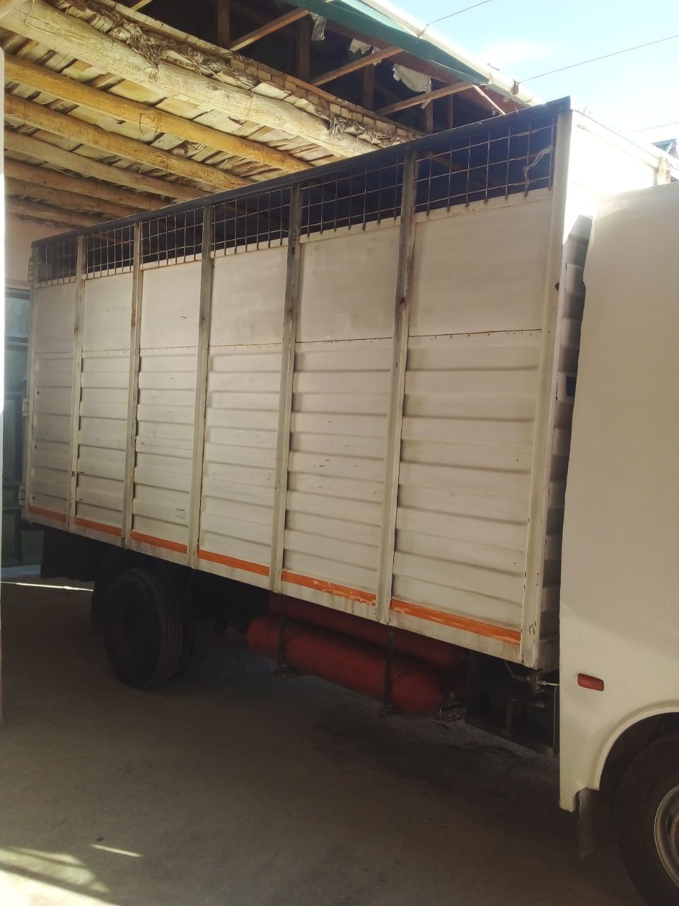 Avtobus isuzu furgon qilingan