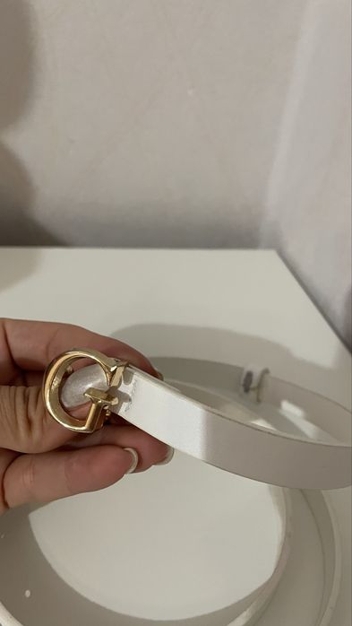 Колан Guess в бяло