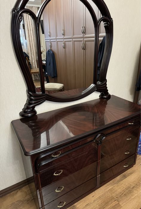 Италия комод, зеркало, тумбочки