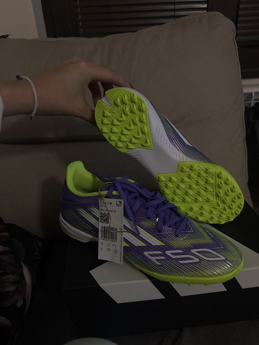 Футболни обувки(стонижки) за изкуствен терен.