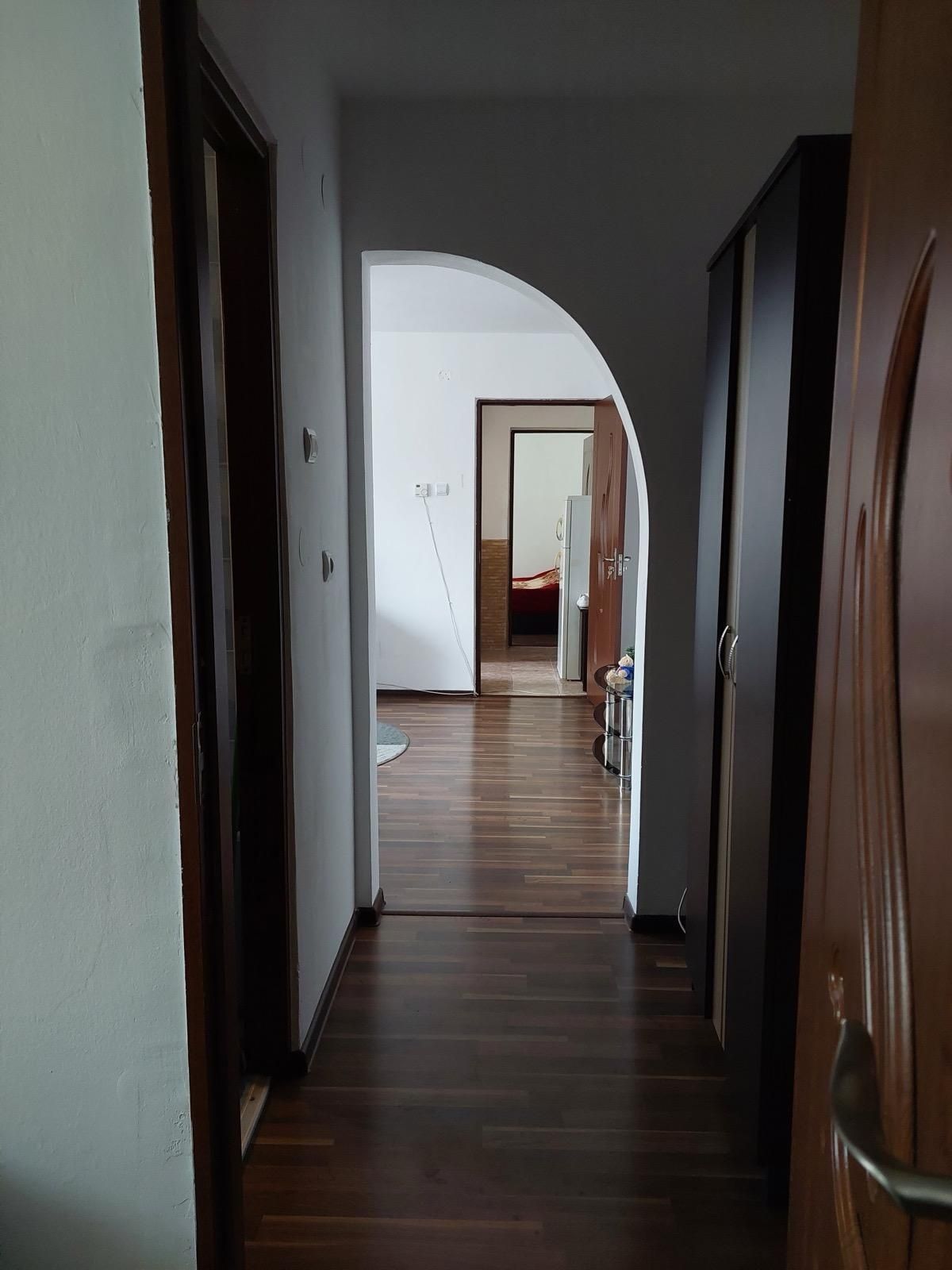 Închiriez apartament 3 camere