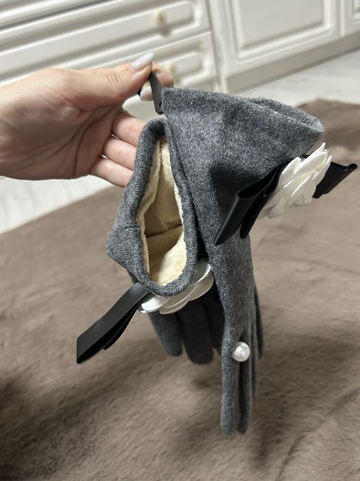 Manusi gri, cu accesoriu, noi