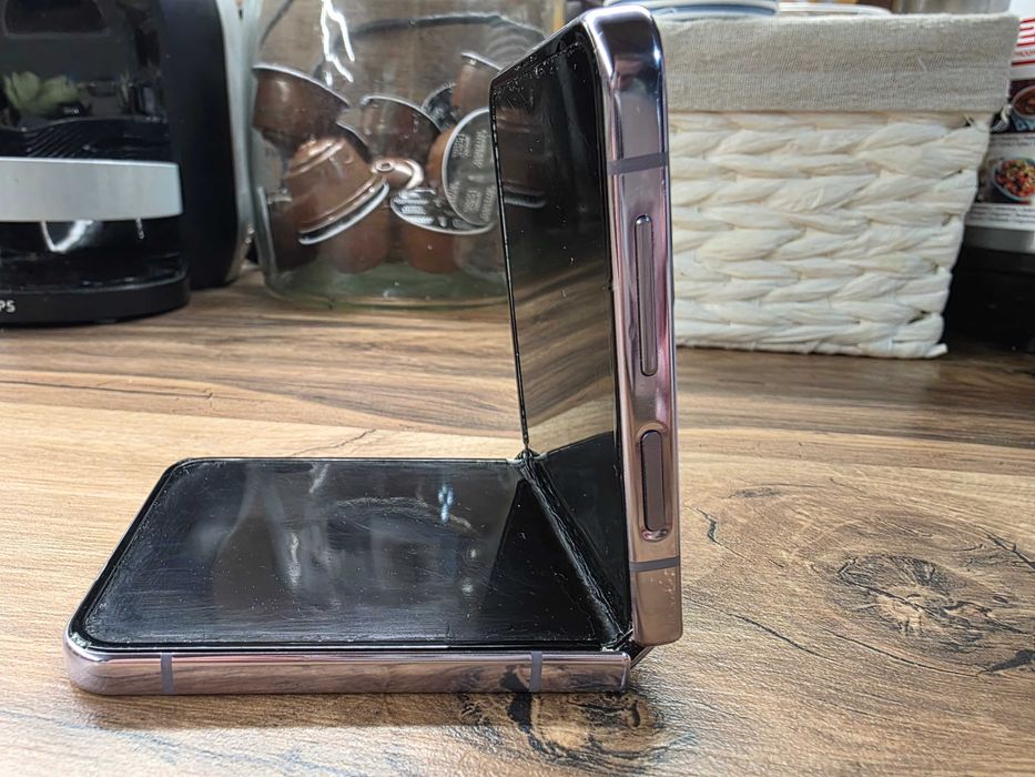 Продавам Samsung z flip 4
