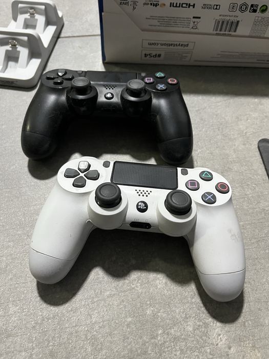 Playstation 4 Slim - 1TB plus accesorii si 2 manete