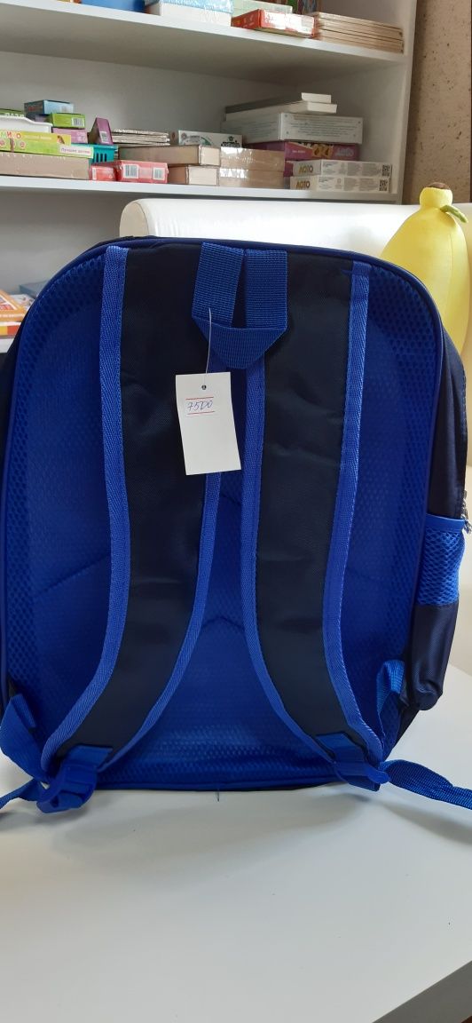 Рюкзаки новые с 1 по 5 класс .с 3 Д расцветкой.цена 7500